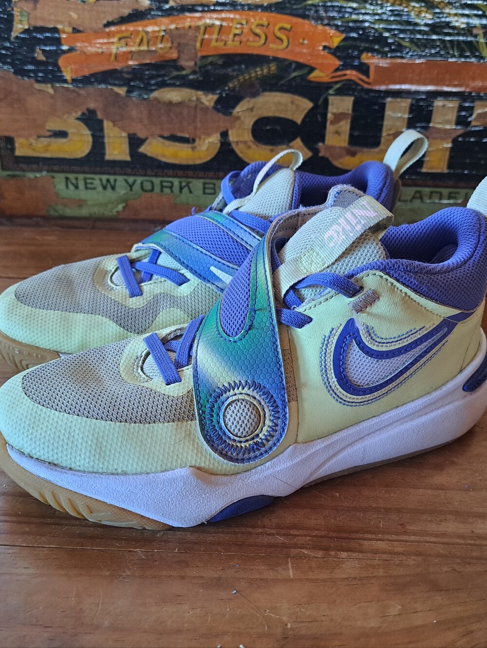 Nike Team Hustle D 11 SE Sneakers Kid's Size 2.5 Basketball Shoes FN6677-300